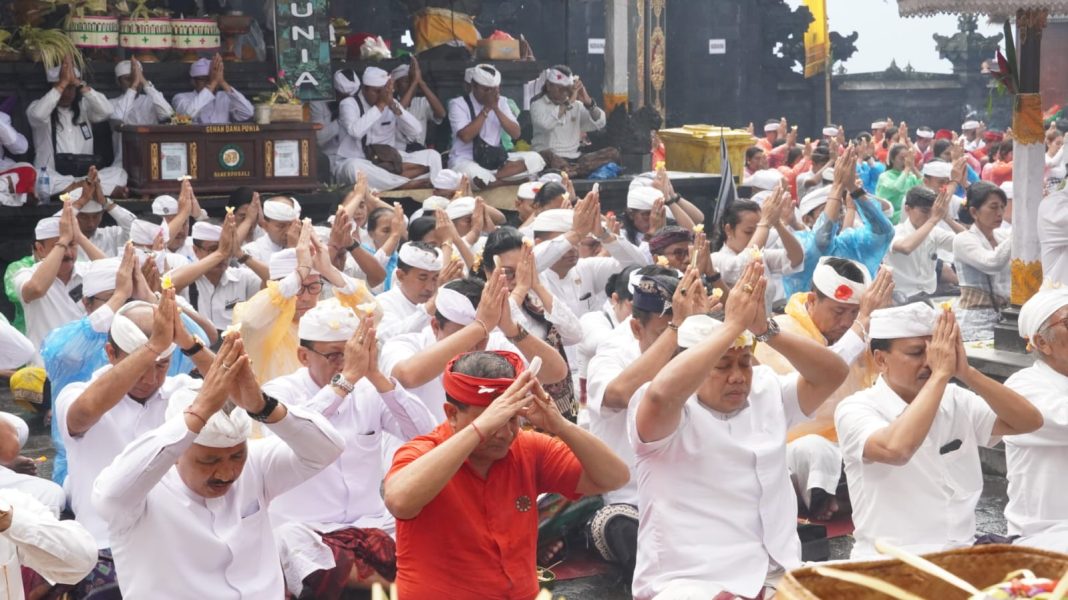 Pj. Gubernur Mahendra Jaya Ikuti Prosesi Nedunang Ida Bhatara Serangkaian IBTK di Pura Agung Besakih
