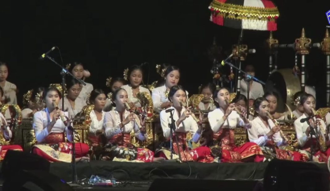 Gong Kebyar Wanita Sanggar Jagratara Pukau Penonton pada Semarak Malam Berbangga