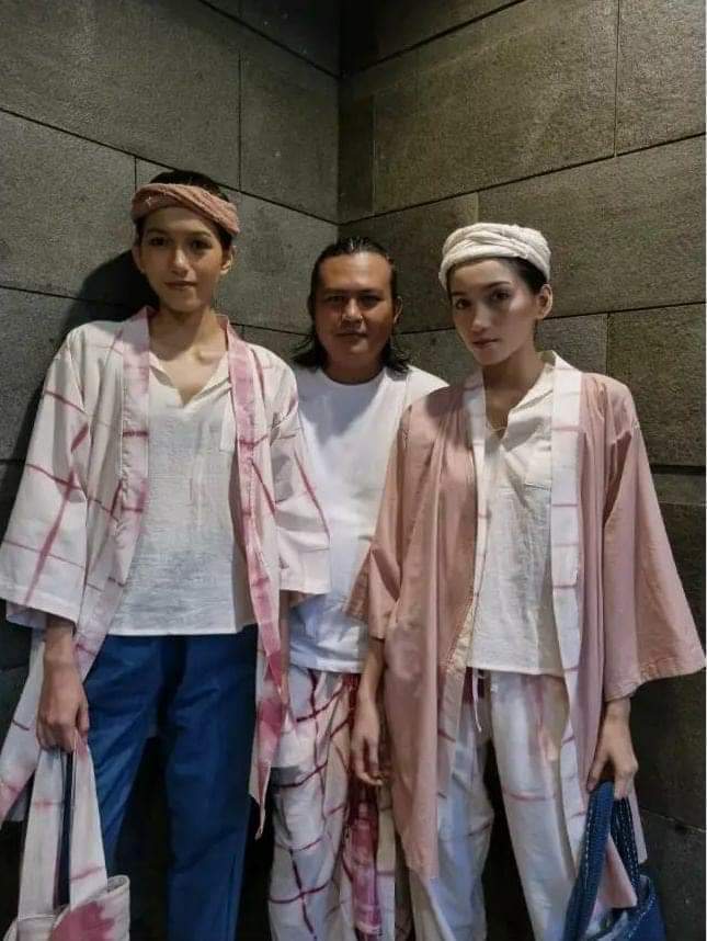 Pagi Motley Peragakan Busana Berpewarna Alami di HUT Kota Singaraja