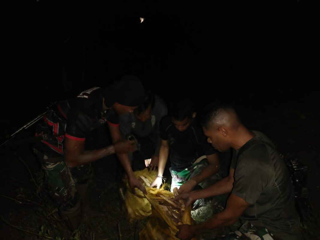 Satgas Yonif 742/SWY Gagalkan Penyeludupan 2 Karung Kayu Cendana Dari Timor Leste ke Indonesia