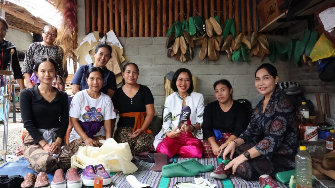 Kunjungi, IKM di Jembrana, Pj. Ketua Dekranasda Bali Motivasi Para Perajin Agar Terus Berinovasi