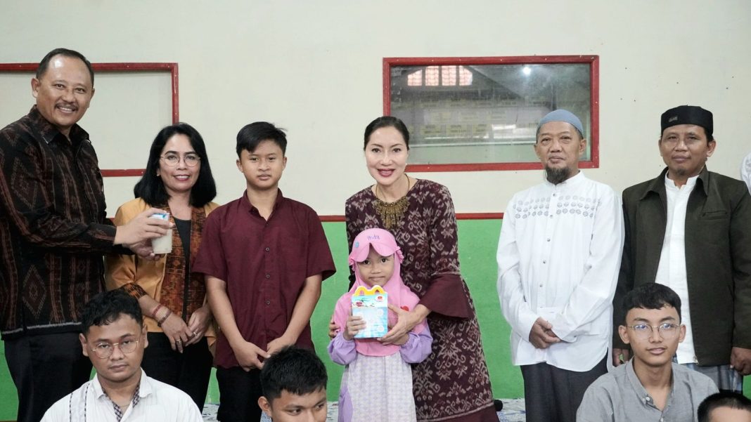 Ny. Ida Mahendra Serahkan Santunan Kepada Anak Yatim Piatu di Denpasar