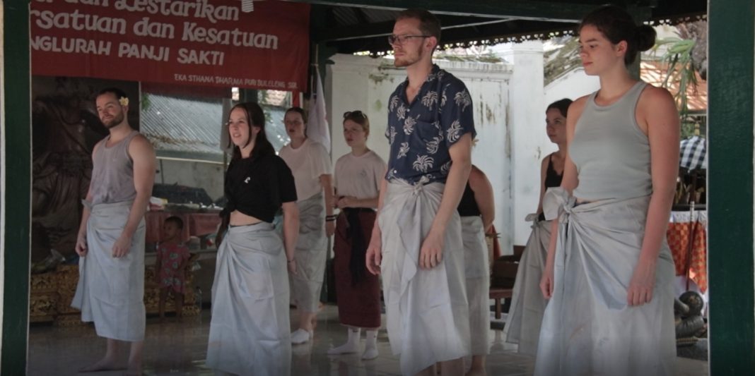 Berkunjung ke Buleleng, Belasan Wisatawan Belajar Tari Bali dan Membuat Canang Sari