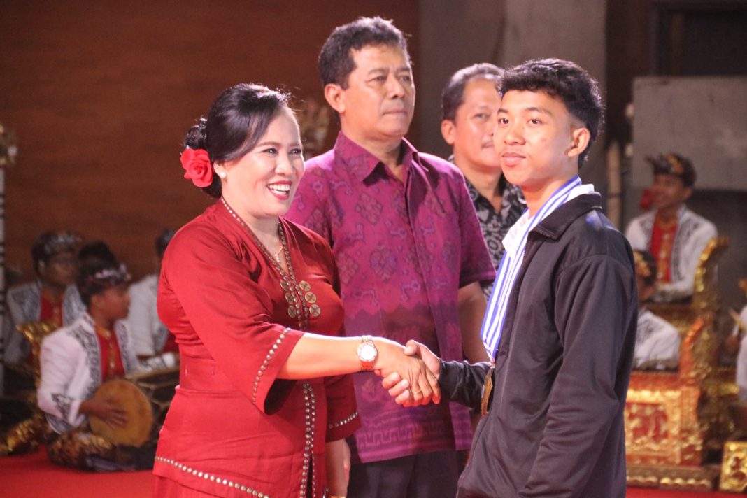 Lepas 383 Siswa, SMAN 1 Singaraja Fokuskan Kualitas Pendidikan dan Prestasi Kepada Lulusan