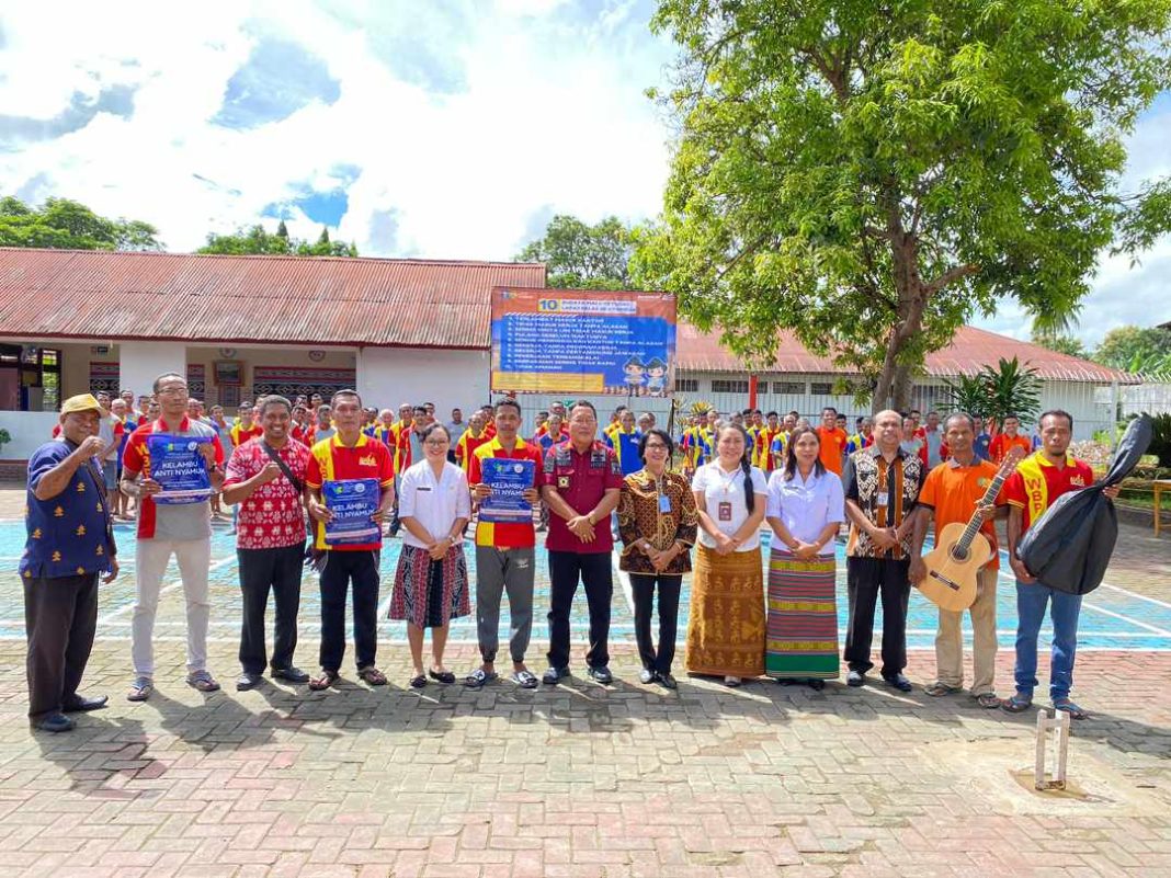 Dengar Langsung Keluhan Warga Lapas Atambua, Bupati Belu Sumbang Lagi Kelambu dan Gitar
