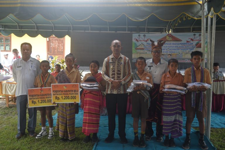 Wabup Belu Serahkan Bantuan Pemkab Untuk Siswa dan Masyarakat Di Tasifeto Timur