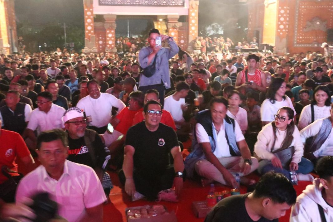 Bupati Sanjaya Duduk Lesehan, Nobar Timnas Bersama Ribuan Warga Tabanan