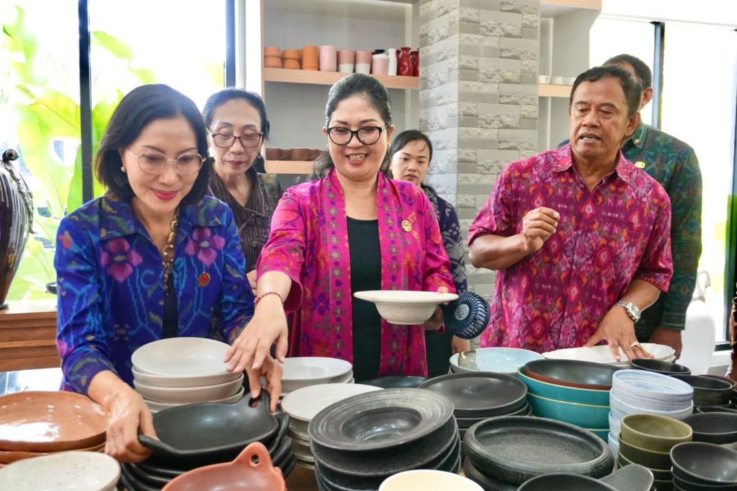 Ny. Rai Wahyuni Sanjaya Dampingi Kunjungan Pj. Ketua Dekranasda Provinsi Bali Sambangi IKM di Kecamatan Kediri