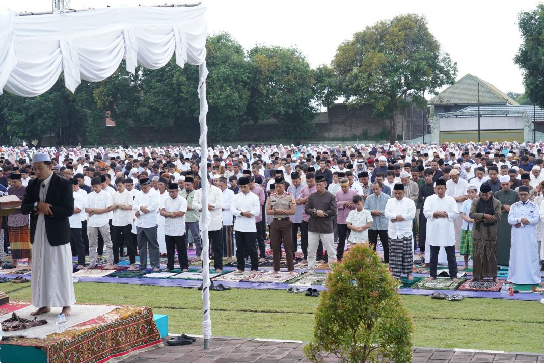 Pangdam Udayana Mayjen TNI Bambang Trisnohadi Bersama Ribuan Umat Muslim Kota Denpasar Melaksanakan Sholat Idul Fitri 1445 H