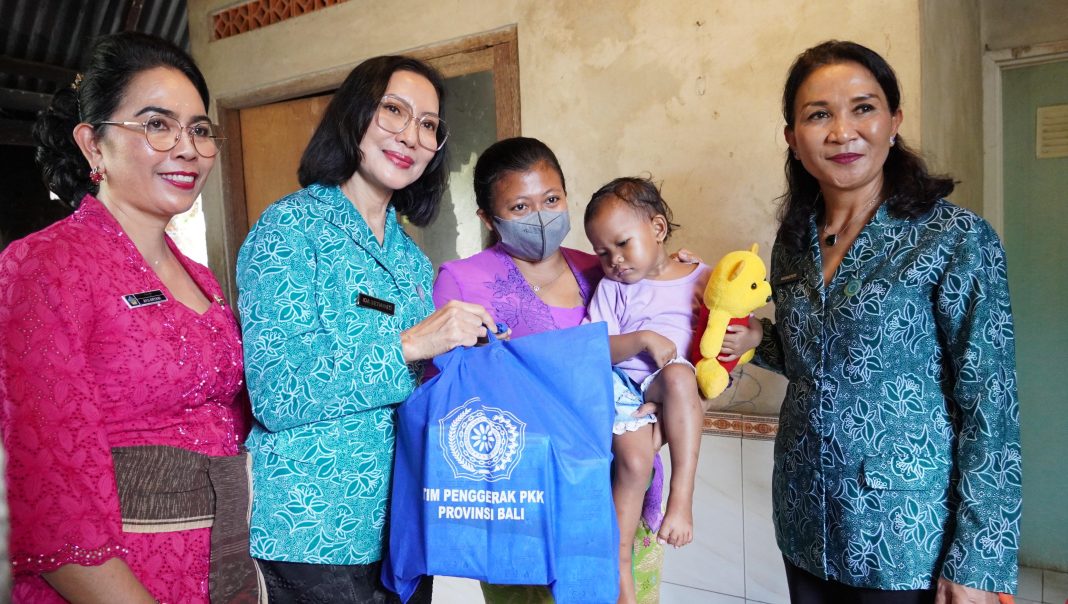Pj. Ketua TP PKK Provinsi Bali Berkunjung dan Berbagi di Desa Temesi, Gianyar