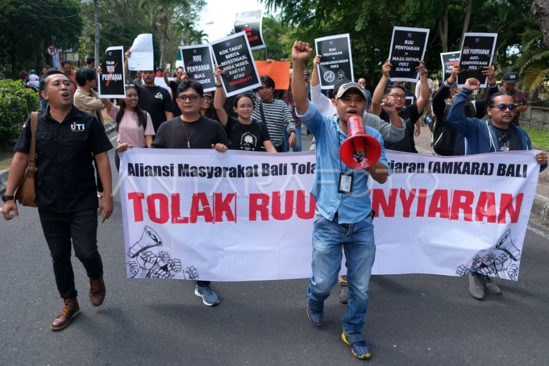 Kebebasan Pers Terancam dalam Revisi UU Penyiaran, Puluhan Wartawan di Bali Datangi Kantor DPRD Bali