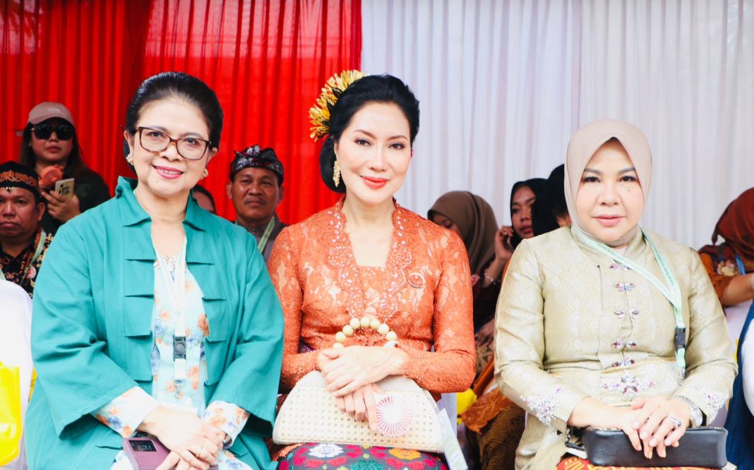 Kenakan Busana Adat, Pj. Ketua Dekranasda Bali Meriahkan Parade Budaya HUT Dekranas ke-44