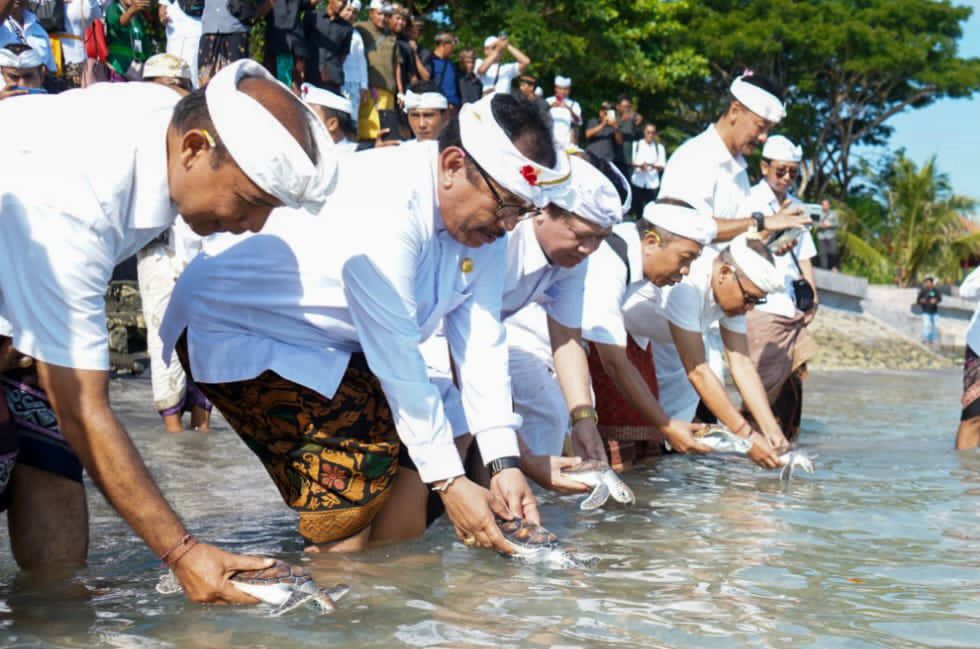 Pemprov Gelar ‘Bali Nice’ dengan Upacara Segara Kerthi di Pantai BTID Serangan