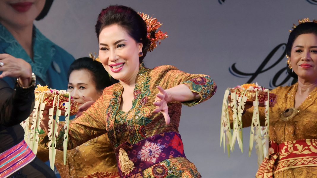 Ny. drg. Ida Mahendra Jaya Puji Kekompakan Peserta Lomba Tari Pendet dan Lomba Bernyanyi HKG PKK ke-52