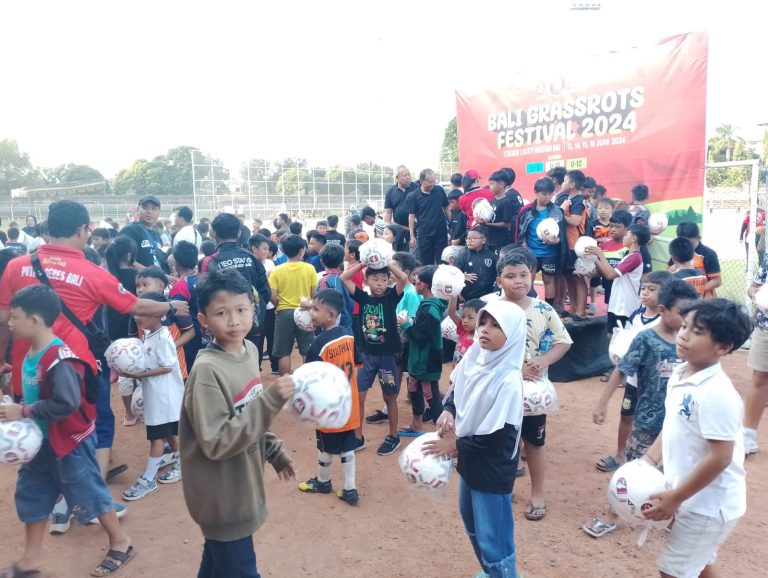 Koster Tepati Janji Bawa dan Bagikan 1500 Bola bagi Ribuan Siswa yang Ikut dalam BGF