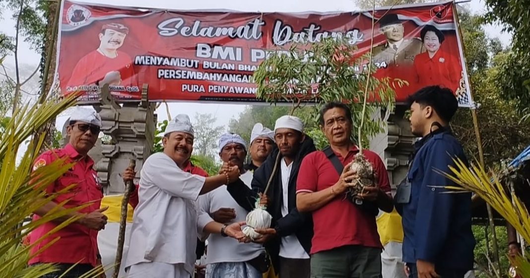 Bulan Bung Karno, BMI Buleleng Tanam Pohon di Pura Puncak Landep