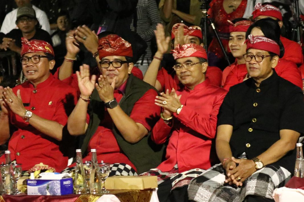 Hadir Dalam Utsawa Gong Kebyar Wanita di PKB XLVI 2024 -Bupati Sanjaya Berikan Motivasi Pada Duta Kabupaten Tabanan-