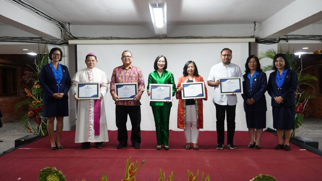Ayomi WKRI, Pj. Gubernur Bali dan Pj. Ketua TP PKK Provinsi Bali Terima Penghargaan dari WKRI Bali