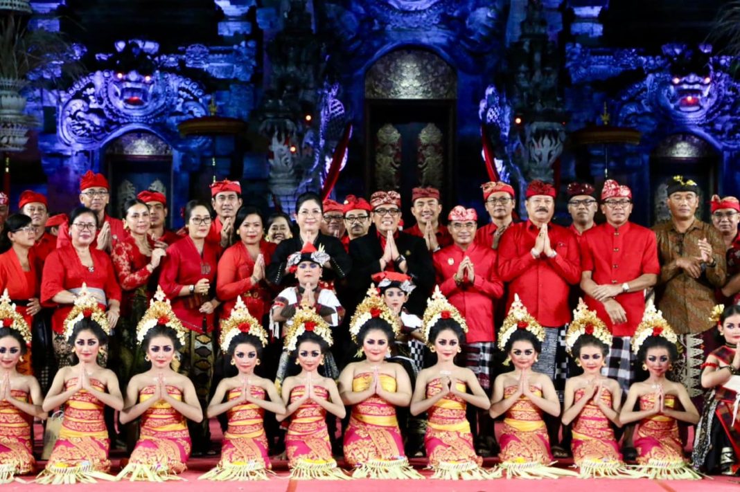 Bupati Sanjaya Beserta Ny. Rai Wahyuni Sanjaya Dukung Penampilan Utsawa Gong Kebyar Anak-Anak Duta Kabupaten Tabanan di PKB XLVI Tahun 2024