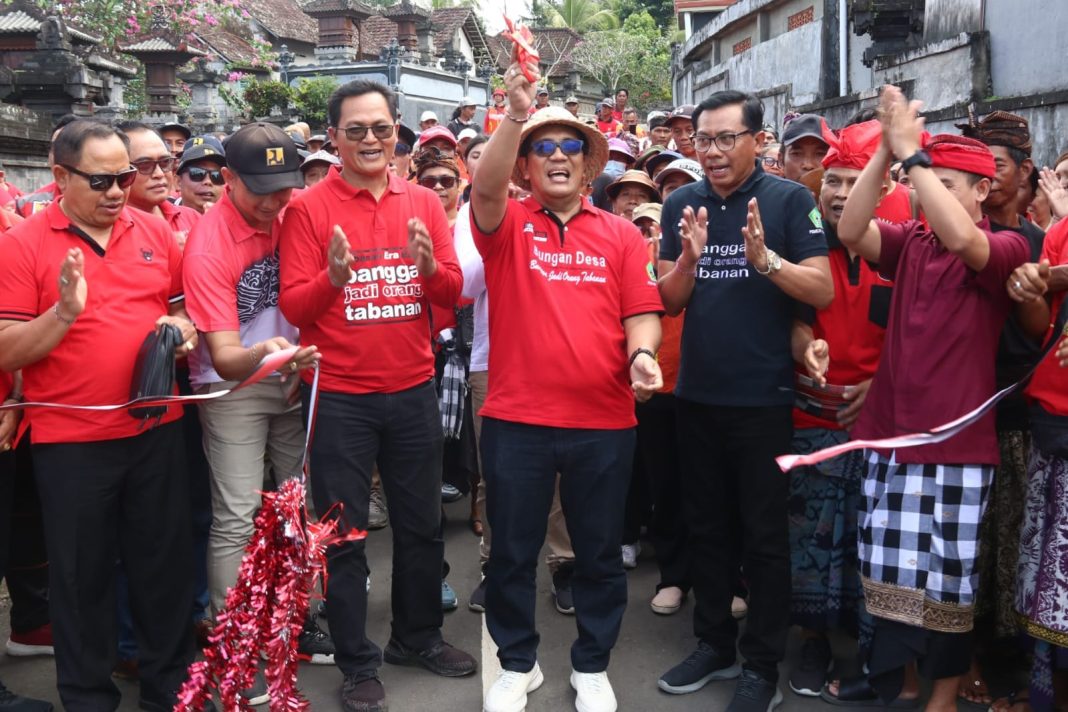 Bungan Desa Ke-53 di Desa Sesandan, Bupati Sanjaya Soroti Potensi Pertanian Bunga Sedap Malam Desa Sekaligus Resmikan Infrastruktur Ruas Jalan