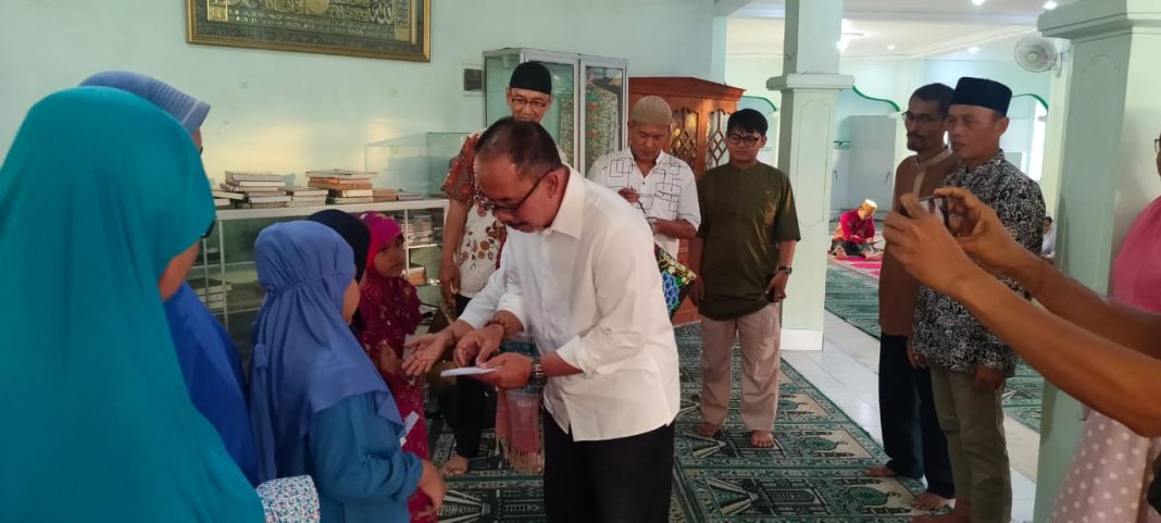 Peduli Kaum Duafa, dr Caput Beri Santunan Anak Yatim
