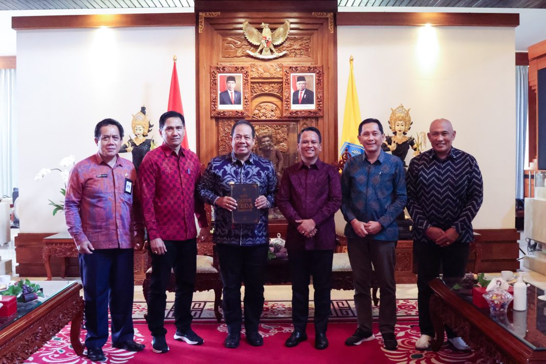 Pj Gubernur Bali Apresiasi Bantuan Buku Weda dari Dirut BPD