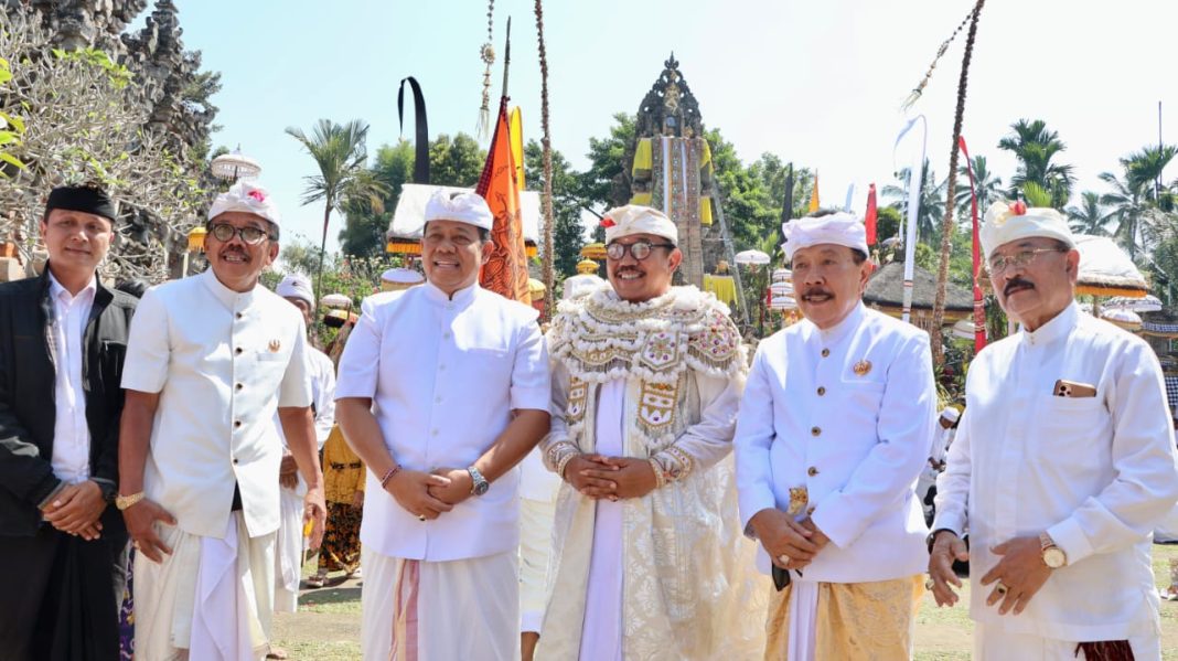 Pj. Gubernur Mahendra Jaya Hadiri Puncak Karya Panca Wali Krama Pura Mandara Giri Semeru Agung