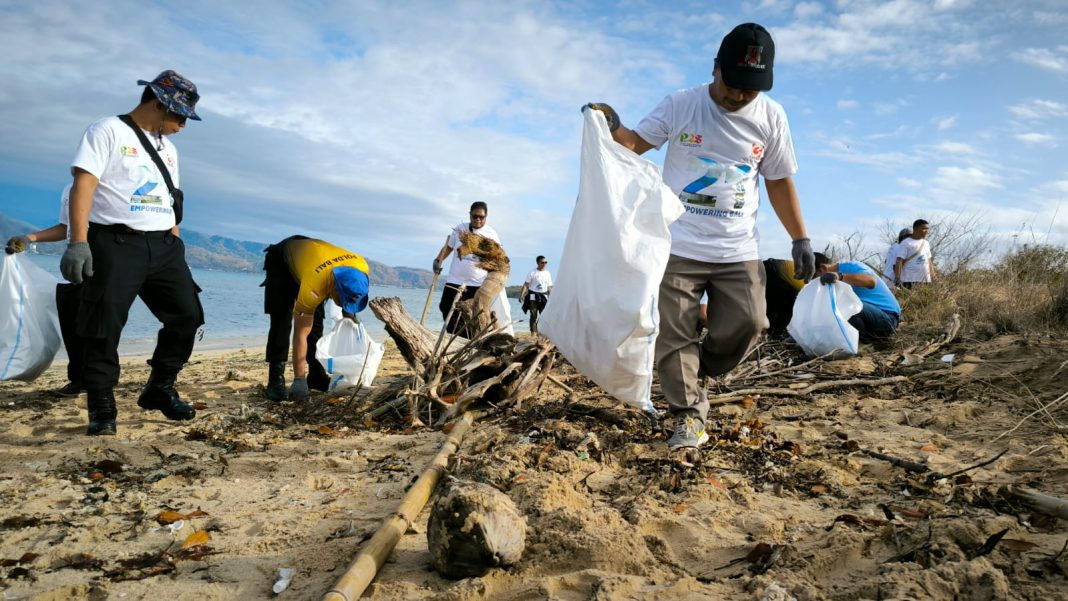 Peduli Lingkungan dan Konservasi, kegiatan HUT PT GEB Ke-21 dan “Road To HKAN tahun 2024 ” Gelar Bersih Pantai Prapat Agung