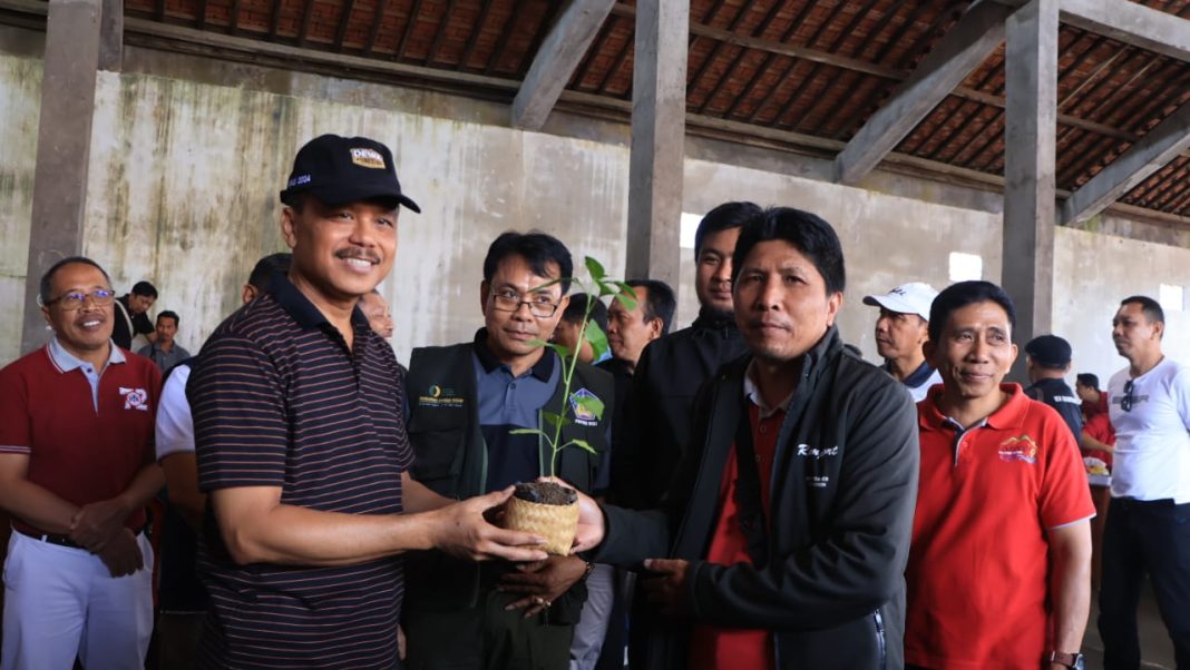 Gelar Bhakti Sosial di Bangli, Sekda Dewa Made Indra Rujuk Nengah Arsana Pengidap Kanker Kulit Ke RS Bali Mandara