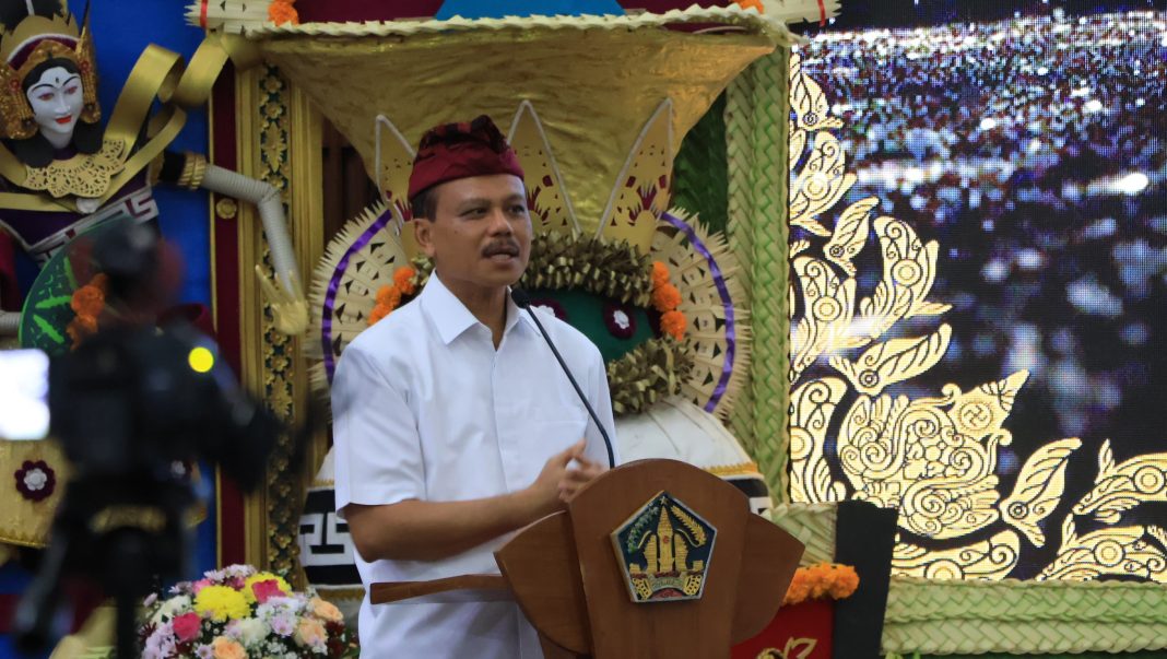 Sekda Dewa Made Indra Serahkan Penghargaan Paritrana Awards 2024 Provinsi Bali