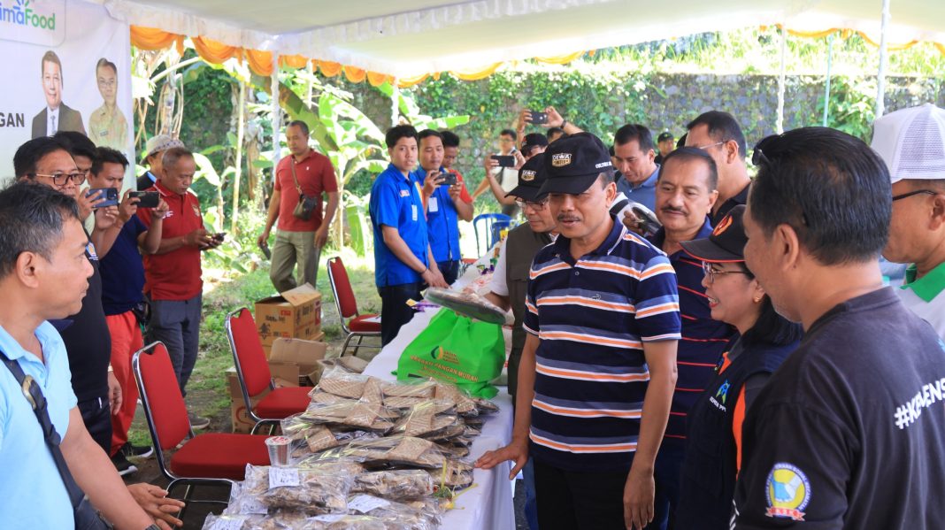 Bakti Sosial Ngrombo di Desa Bukit, Karangasem, Sekda Dewa Indra Serahkan Bantuan Bedah Rumah hingga Peralatan Sekolah