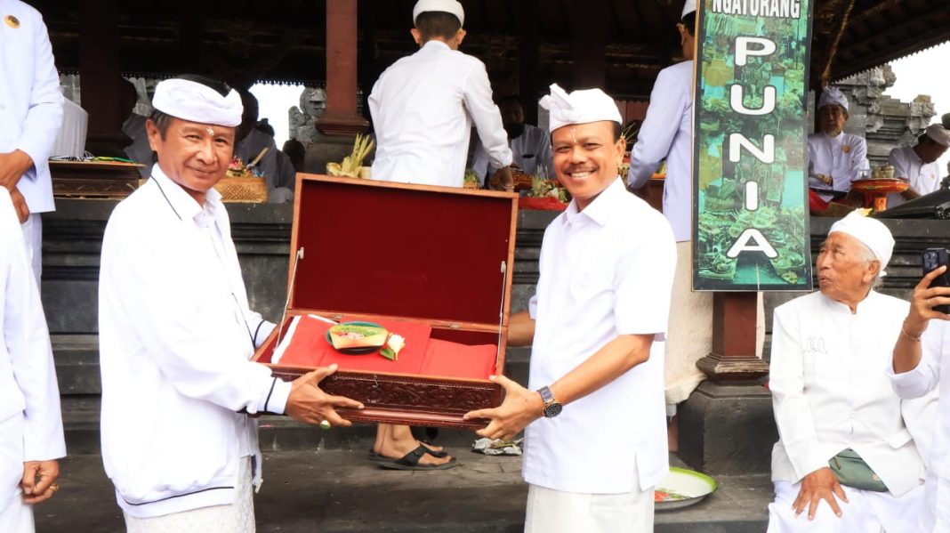 Sekda Dewa Made Indra Serahkan Duplikat Bendera Merah Putih yang Telah Dipasupati kepada Pemkab/Pemkot se-Bali