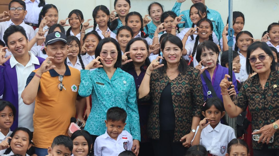 Pj. Ketua TP PKK Provinsi Bali Ajarkan Cara Menggosok Gigi yang Benar kepada Anak-Anak SD di Gianyar