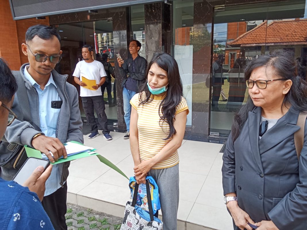 Tidak Bisa Bertemu Anak Kandung, Ibu Paruh Baya Laporkan Pria yang Mengaku Paman Samping Anaknya