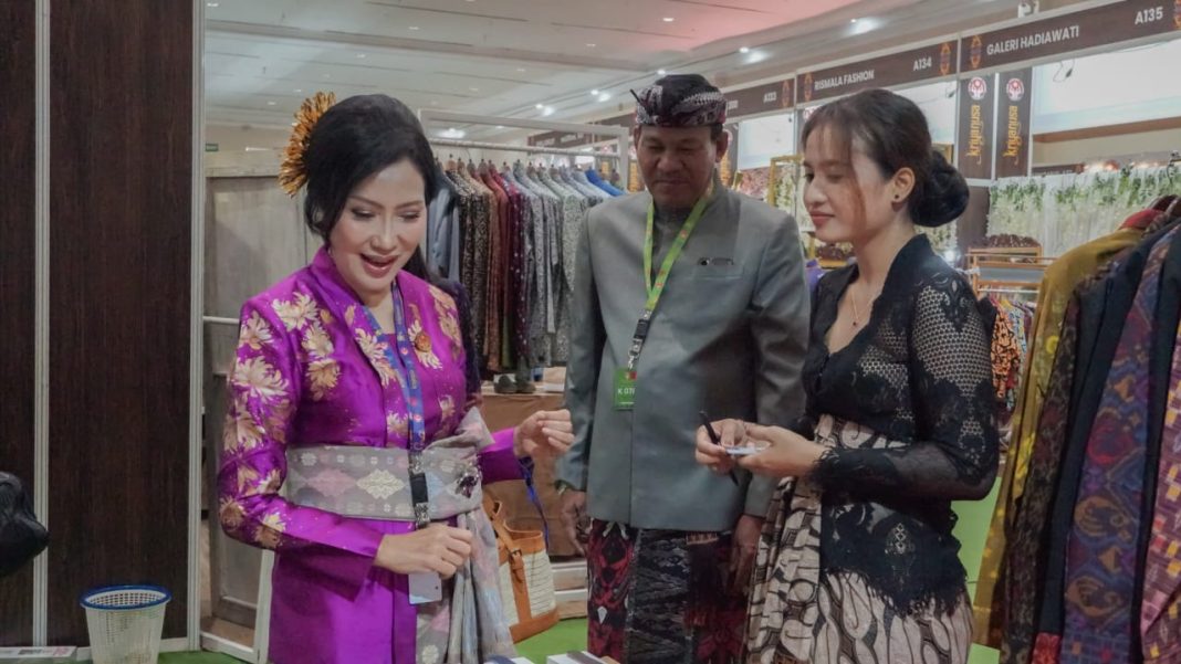 Hadiri Pameran Kriyanusa 2024, Pj. Ketua Dekranasda Bali Promosikan Hasil Kerajinan di Kancah Nasional
