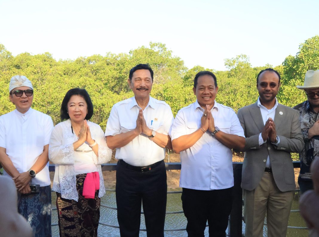 Disaksikan Menko Marves, Pj Gubernur Bali Mahendra Tanam Bibit Mangrove yang Diberkati Paus Fransiskus
