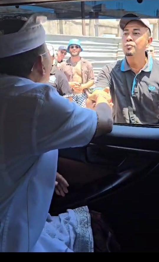 Di Padangbai Warga Lokal dan Turis Antusias Menyapa Koster