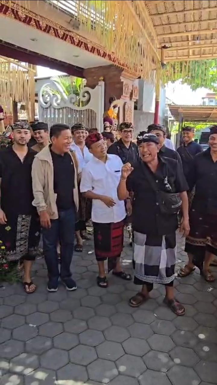 Warga Denpasar Antusias Ingin Jumpa Calon Gubernur Bali Wayan Koster