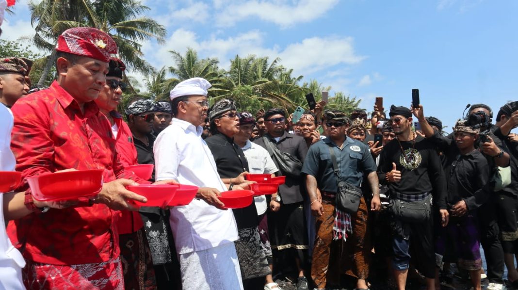 Ribuan Warga Kubu Bertekat Menangkan Pasangan Koster-Giri