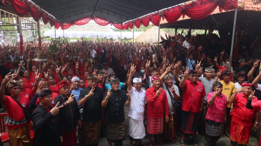Ribuan Warga Abang Gemakan Koster-Giri Menang