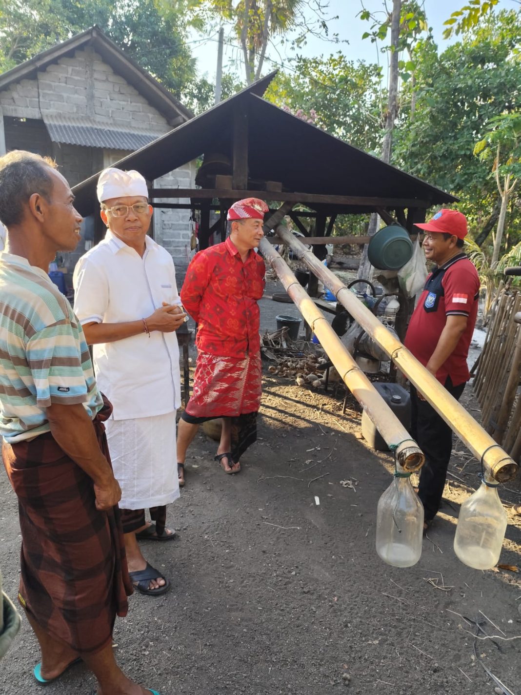 Wayan Koster Temui Petani Arak dan Garam Tradisional