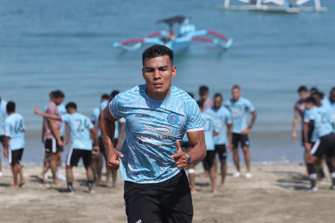 Jelang Kontra Semen Padang, PSBS Biak Genjot Fisik di Pantai Kuta