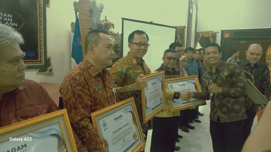 Bangga!Pemkab. Buleleng Raih Penghargaan 100 Persen Penyelesaian Disparitas Data