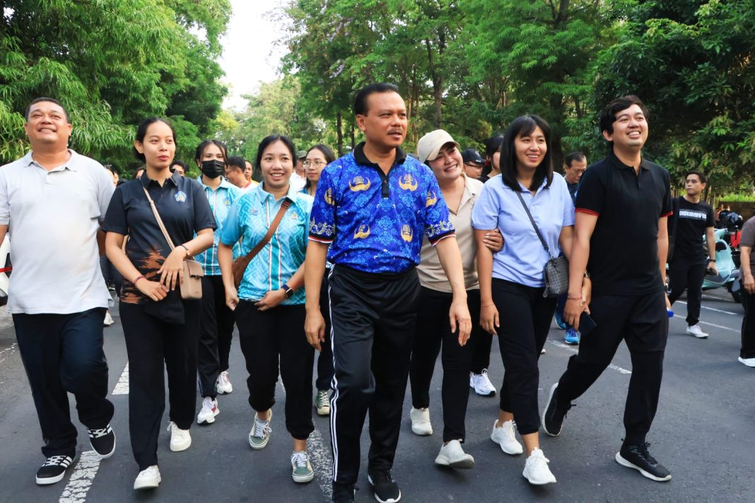 Sekda Bali Dewa Indra Lepas Peserta Jalan Sehat HUT ke-53 KORPRI, Tegaskan Pentingnya Netralitas