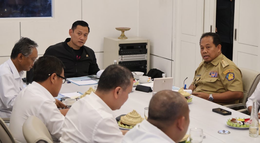 Bertemu Menko AHY, Pj Gubernur Bali S.M. Mahendra Jaya Paparkan Sejumlah Rencana Pengembangan Infrastruktur Strategis di Bali