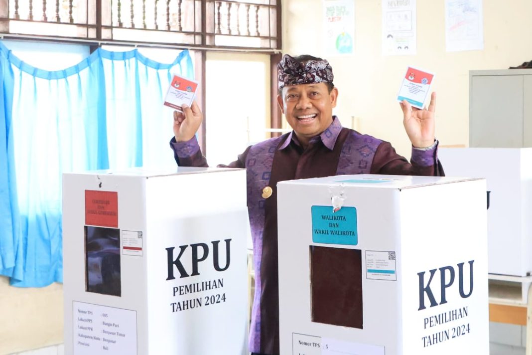 Pj. Gubernur Mahendra Jaya Nyoblos di TPS 5 SDN 14 Dangin Puri