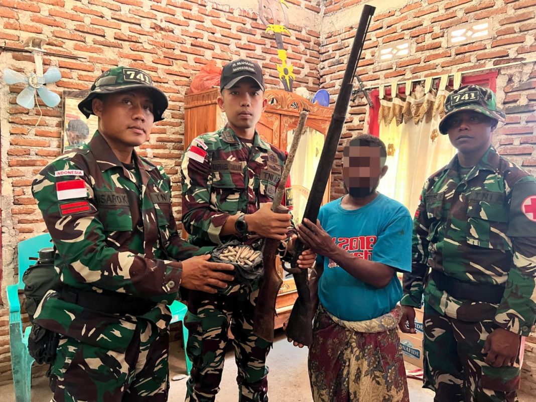 Warga di Batas RI-RDTL Serahkan Senjata Springfield dan Munisi bagi Satgas Yonif 741/GN Pos Dilumil