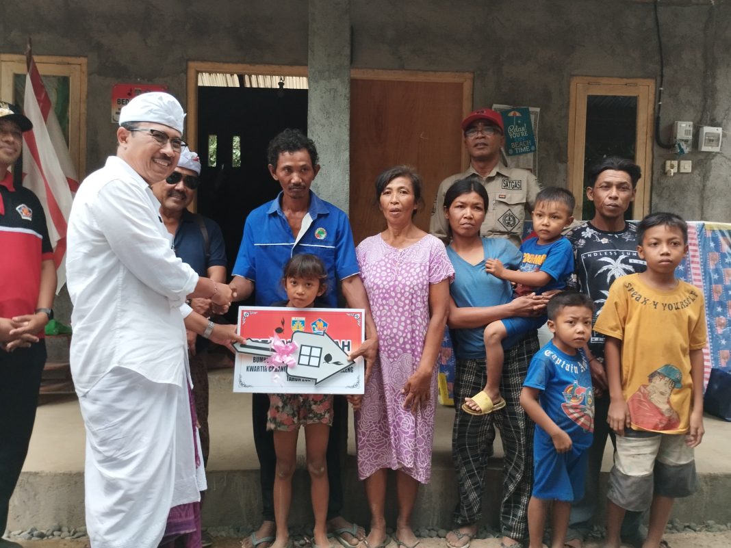 Kwarcab Pramuka Buleleng Serahkan Dua Unit Rumah Layak Huni di Desa Kubutambahan