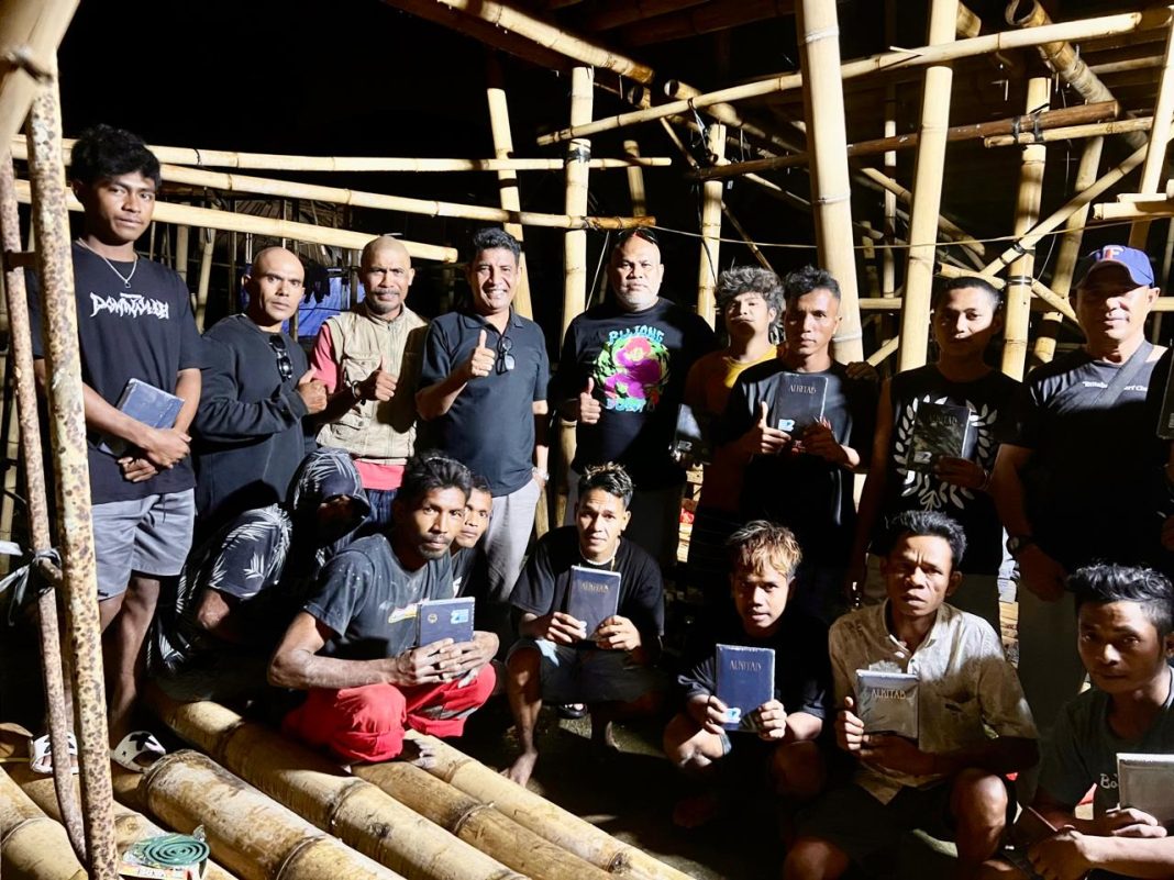 Bagi Alkitab ke Pekerja Sumba di Bali, Ketua Umum FP NTT Minta Hargai Budaya dan Kearifan Lokal