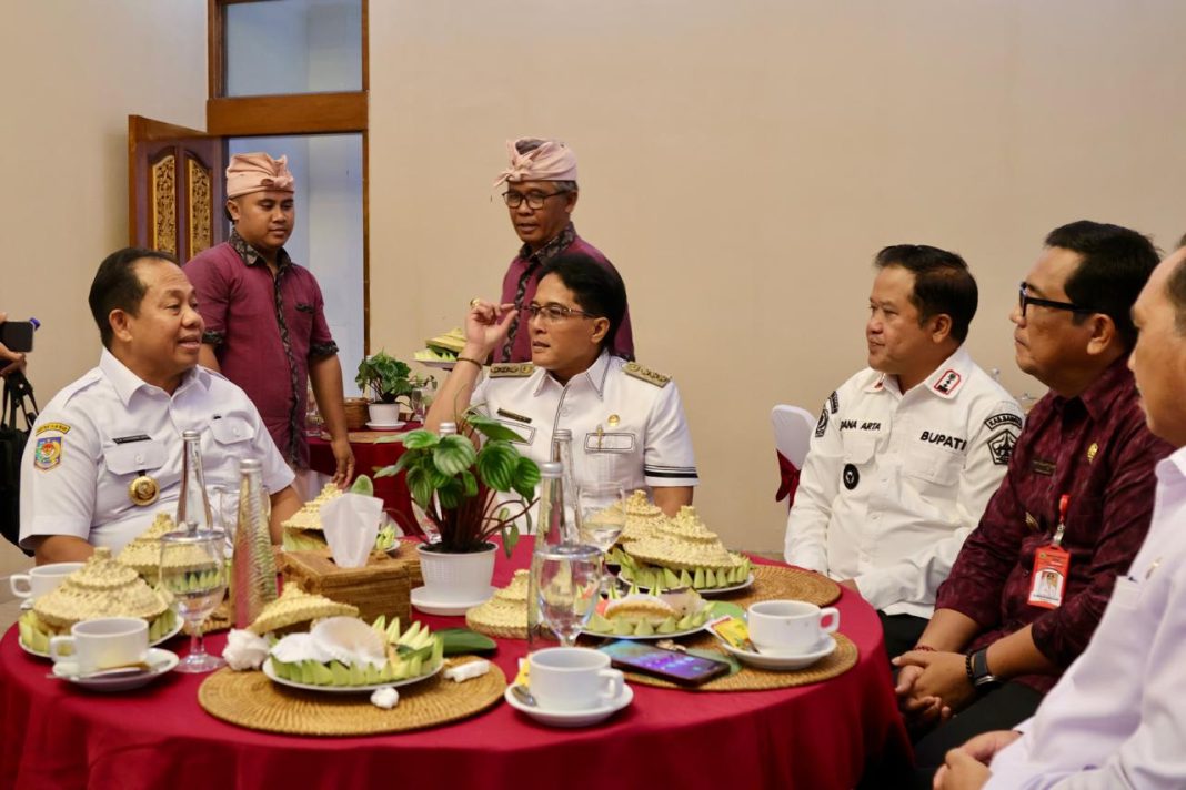 Serahkan DIPA dan TKD, Pj. Gubernur Bali Minta Wali Kota dan Bupati se-Bali Kelola TKD dan APBD 2025 dengan Efisien dan Optimal